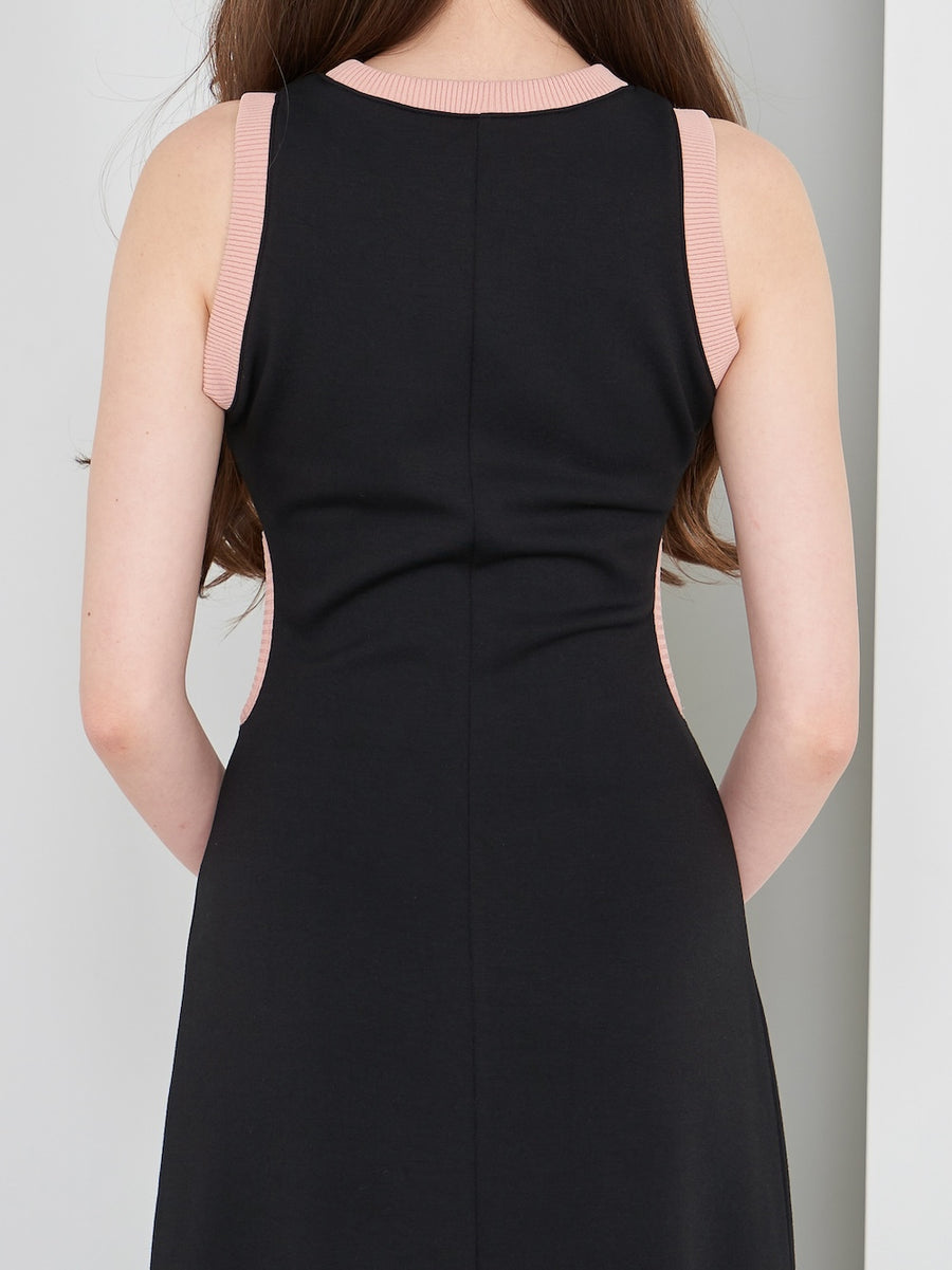 モデル：165cm（着用サイズ：FREE　着用カラー：BLK）