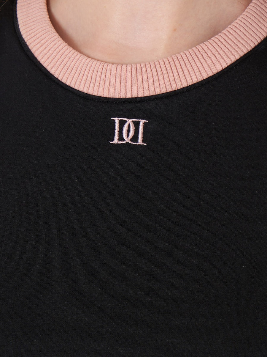 モデル：165cm（着用サイズ：FREE　着用カラー：BLK）