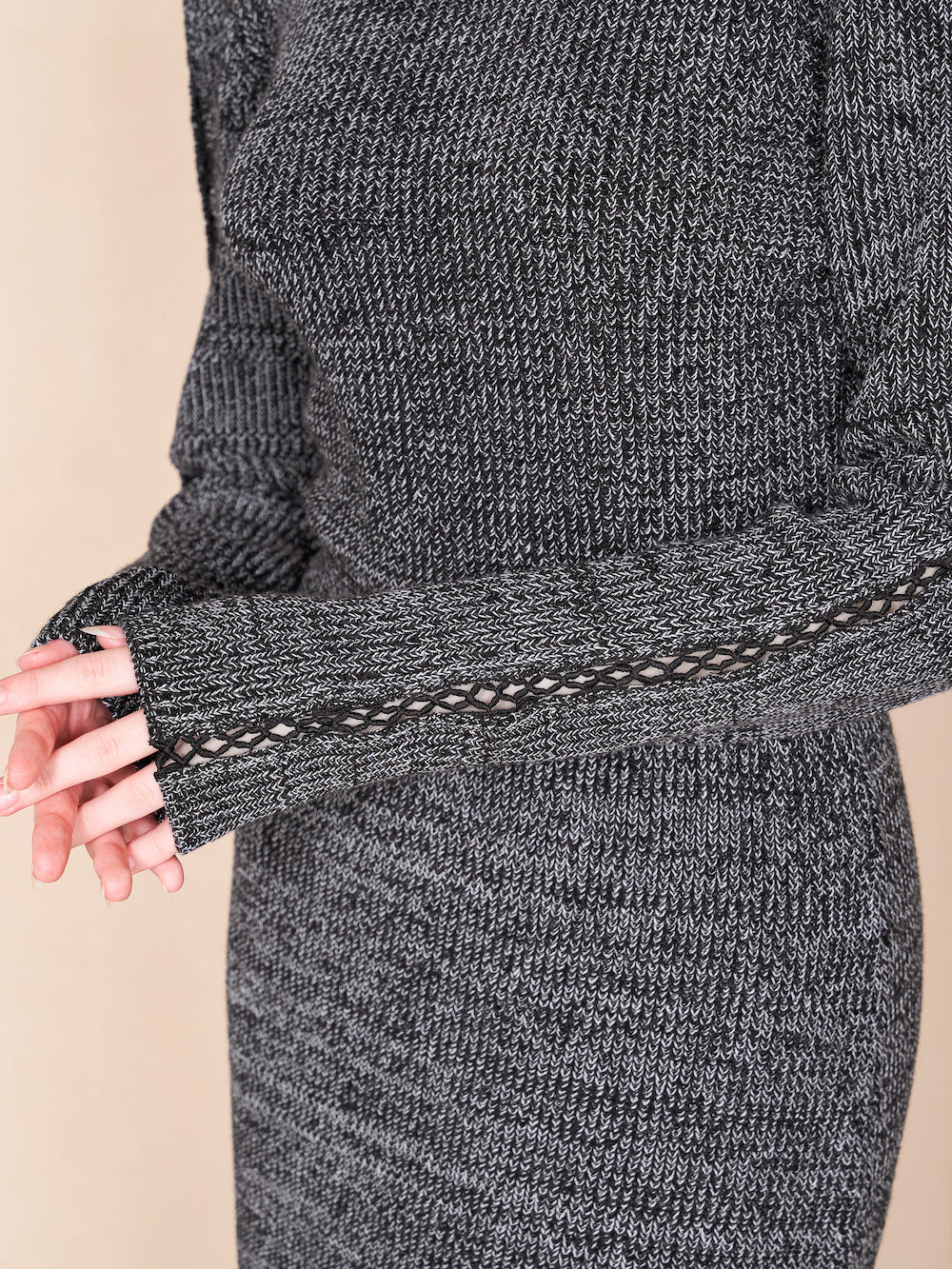 モデル：165cm（着用サイズ：FREE　着用カラー：BLK）