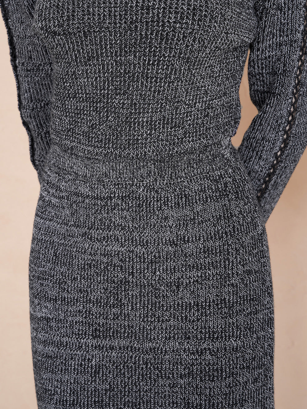 モデル：165cm（着用サイズ：FREE　着用カラー：BLK）