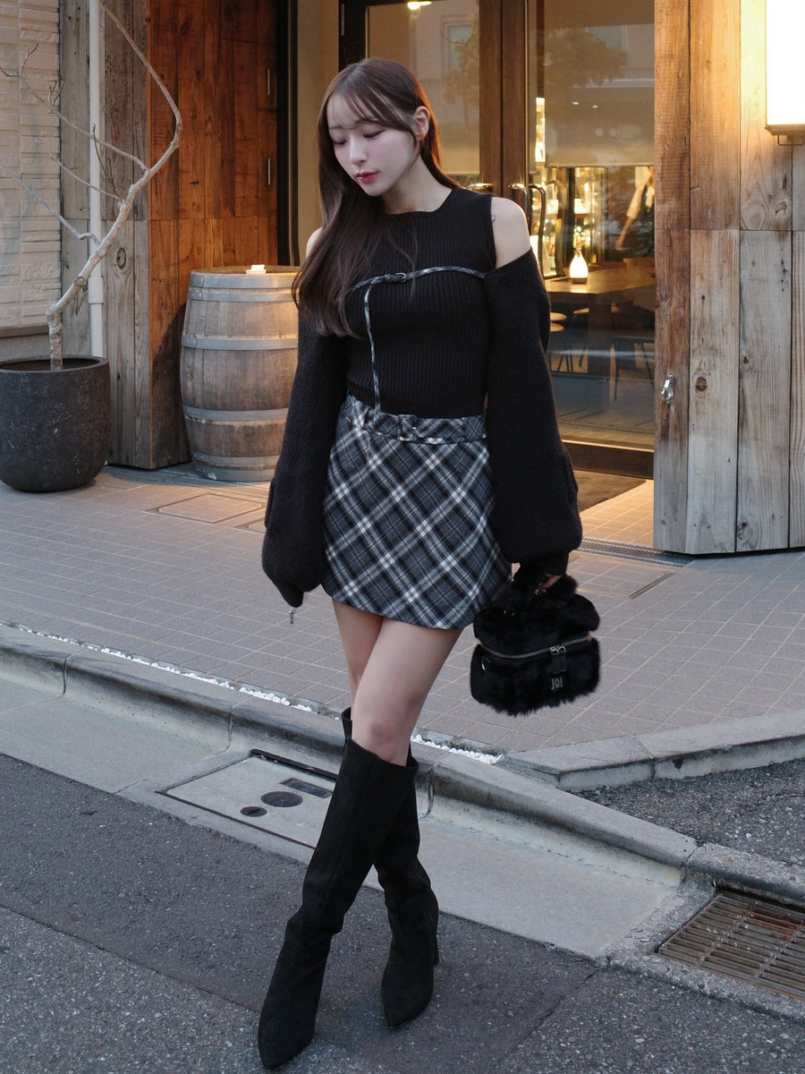 モデル：156cm（着用サイズ：FREE　着用カラー：BLK）
