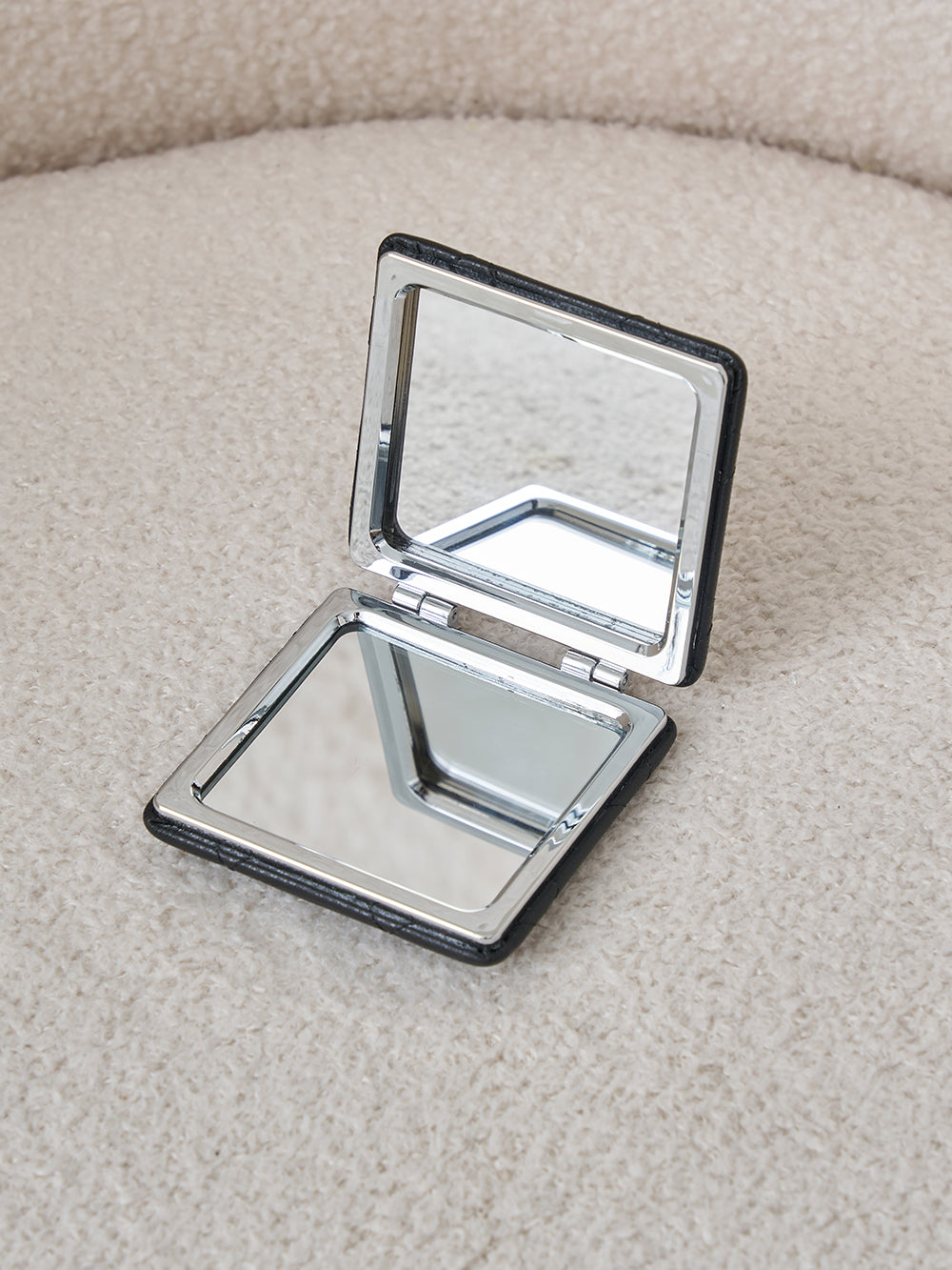 サイズ：FREE　カラー：BLK