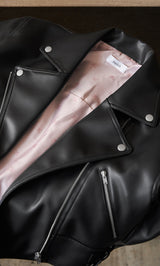 モデル：163cm（着用サイズ：FREE　着用カラー：BLK）