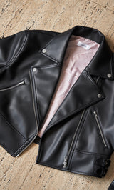 モデル：163cm（着用サイズ：FREE　着用カラー：BLK）