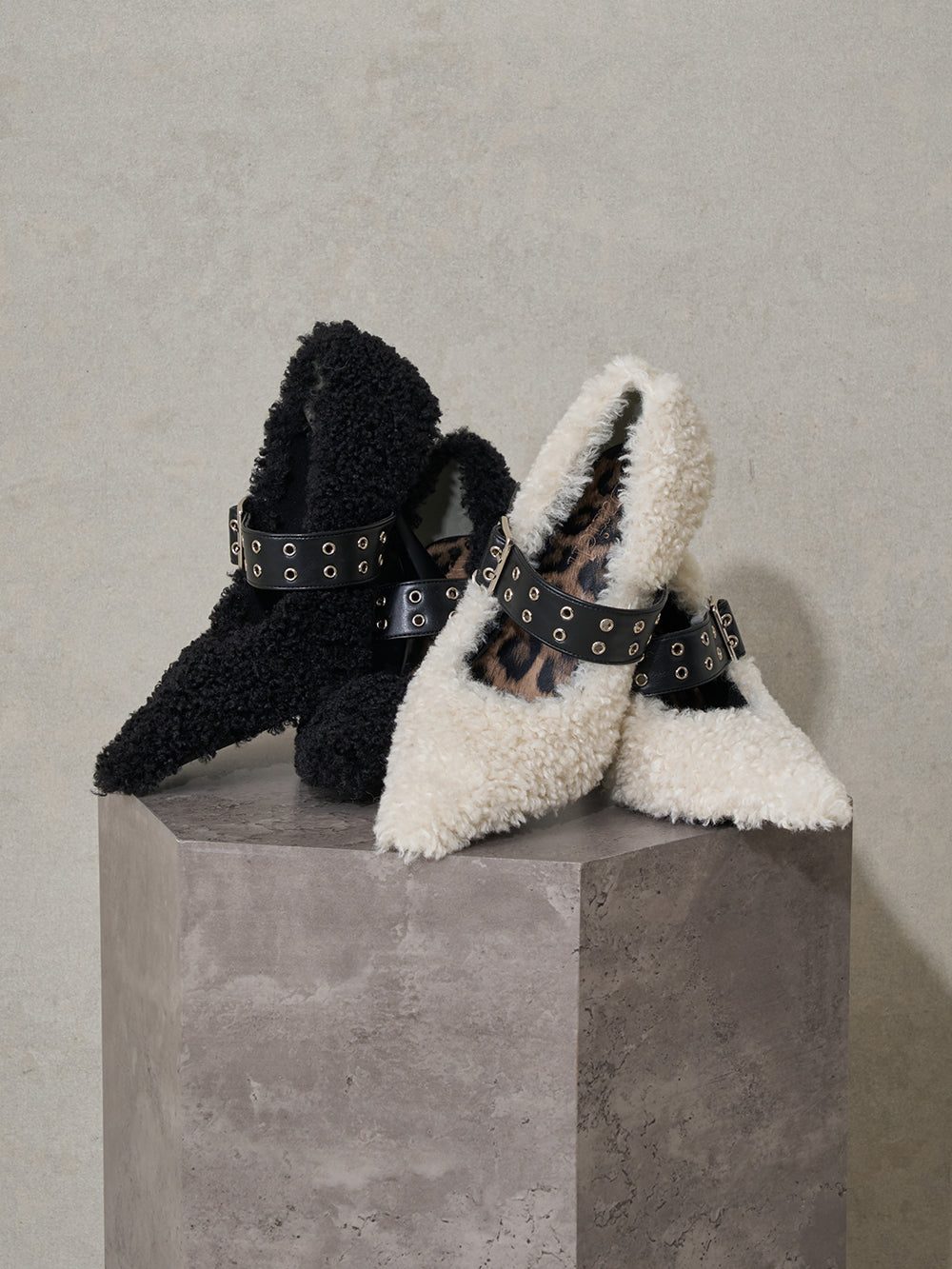 プードルファーベルトパンプス