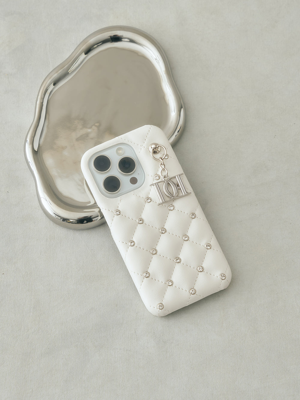 【予約商品】キルティングビジューDDチャームiPhoneケース - wht
