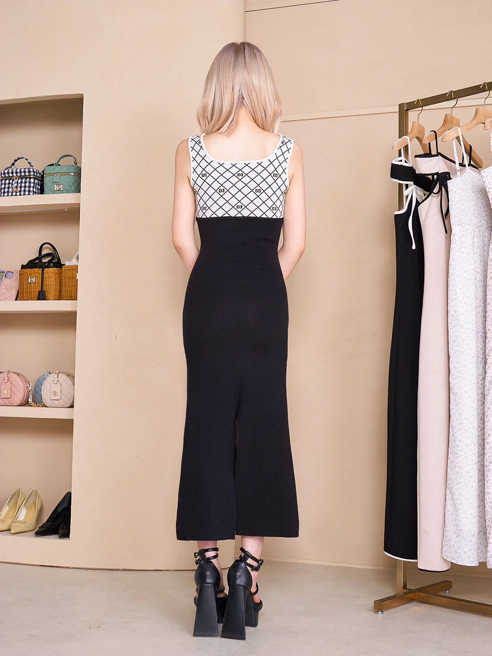 モデル：160cm（着用サイズ：FREE　着用カラー：BLK）