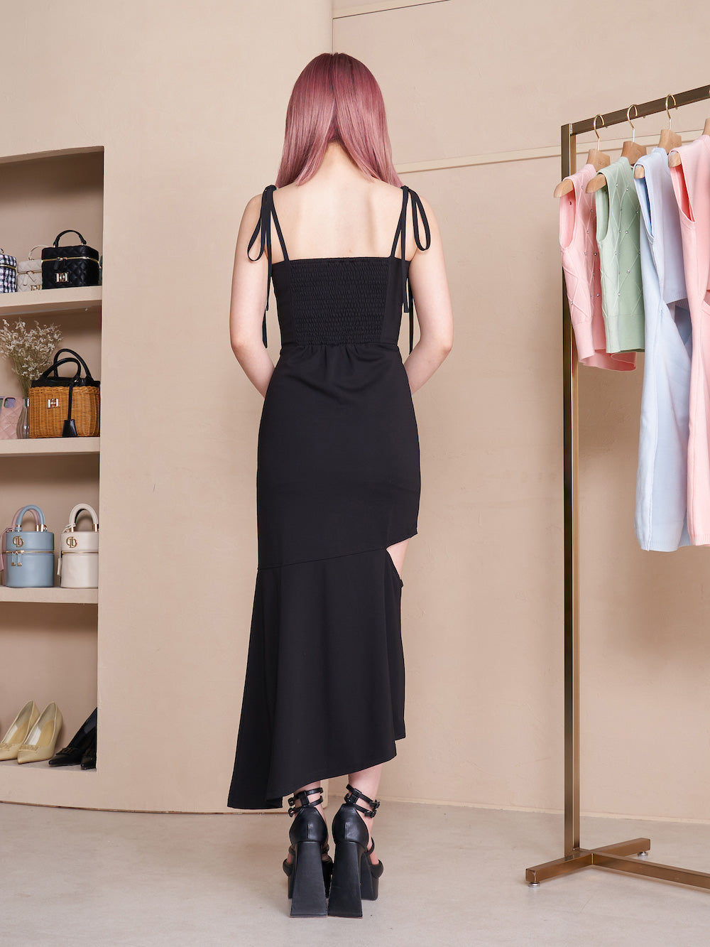 モデル：160cm（着用サイズ：FREE　着用カラー：BLK）