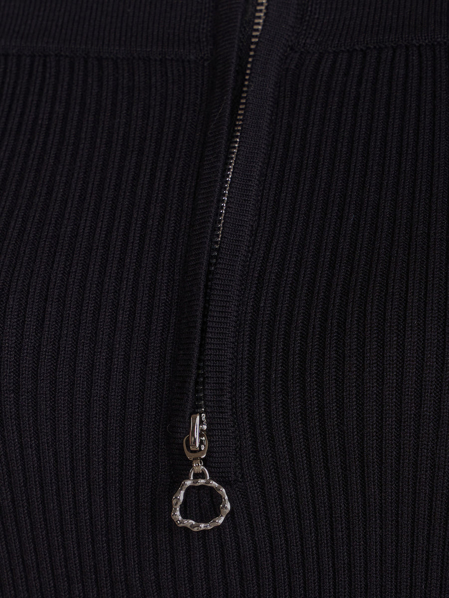 モデル：160cm（着用サイズ：FREE　着用カラー：BLK）