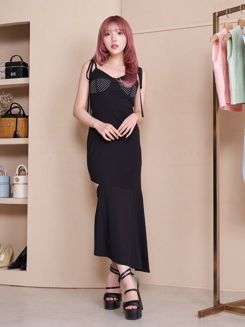 モデル：160cm（着用サイズ：FREE　着用カラー：BLK）