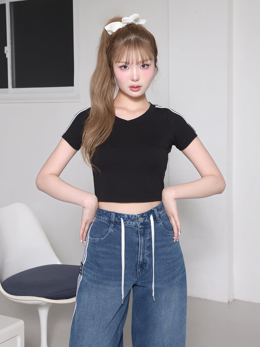 ラインロゴVネックTシャツ - blk