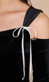 モデル：163cm（着用サイズ：FREE　着用カラー：BLK）