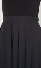 モデル：163cm（着用サイズ：FREE　着用カラー：BLK）