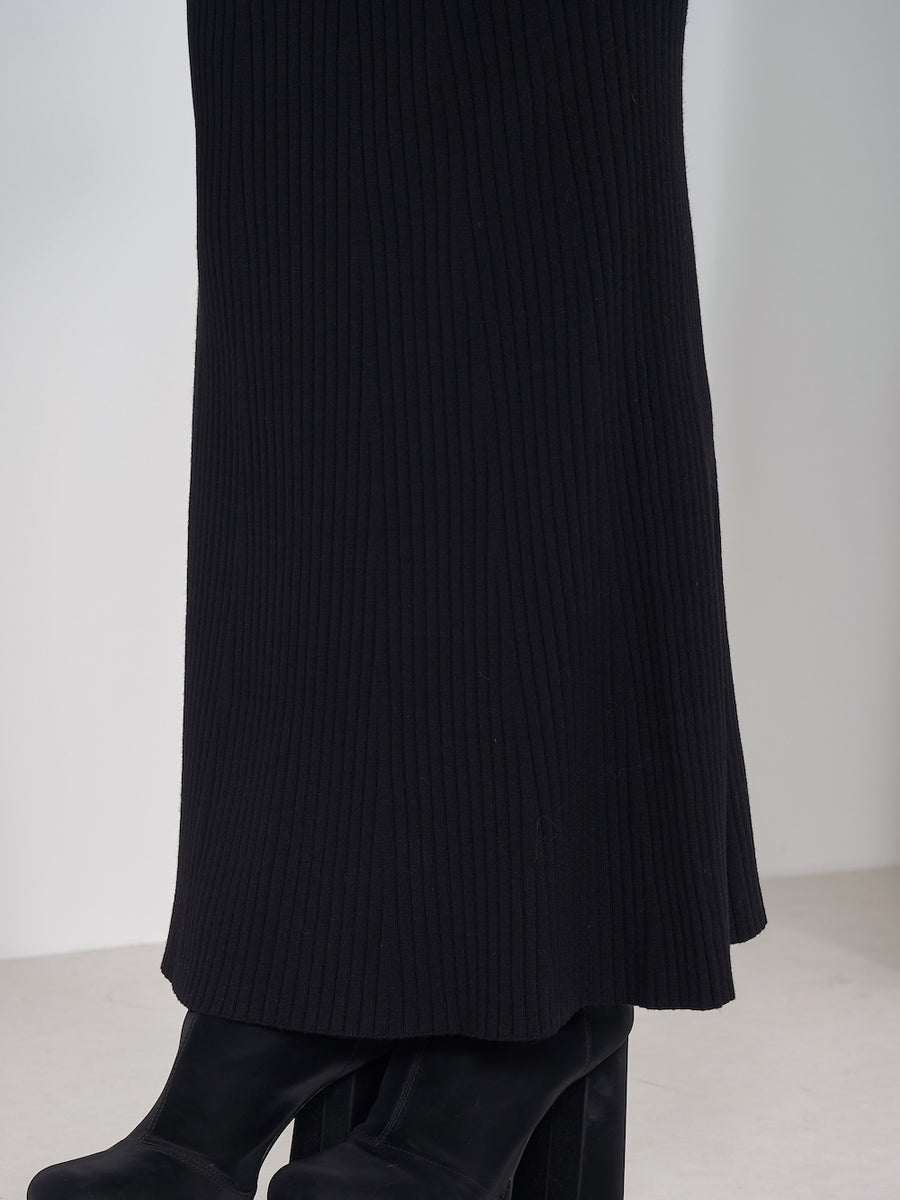 モデル：163cm（着用サイズ：FREE　着用カラー：BLK）