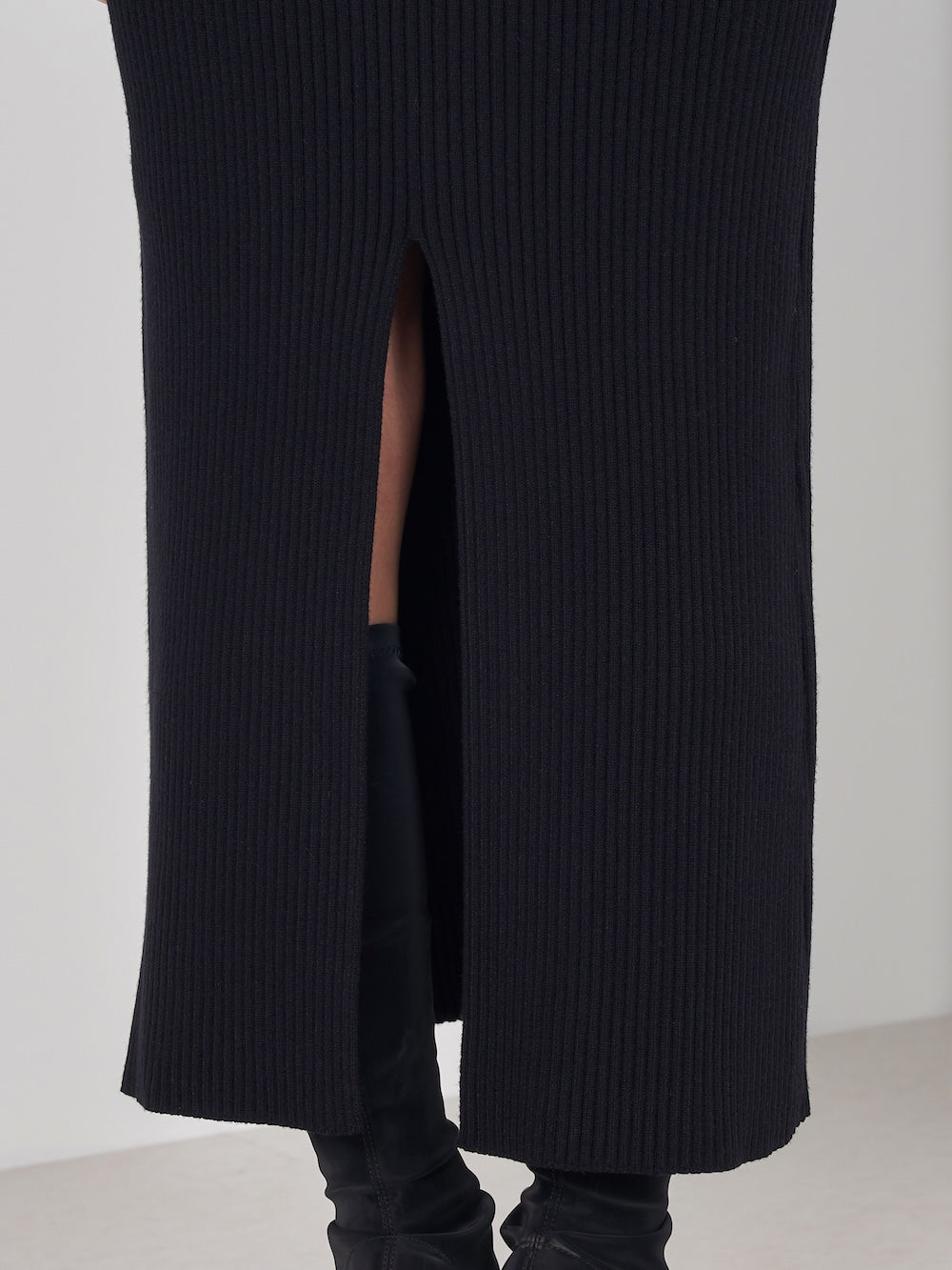 モデル：163cm（着用サイズ：FREE　着用カラー：BLK）