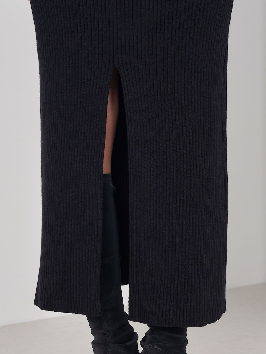 モデル：163cm（着用サイズ：FREE　着用カラー：BLK）