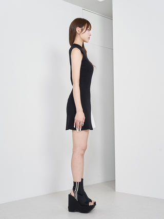 モデル：163cm（着用サイズ：FREE　着用カラー：BLK）