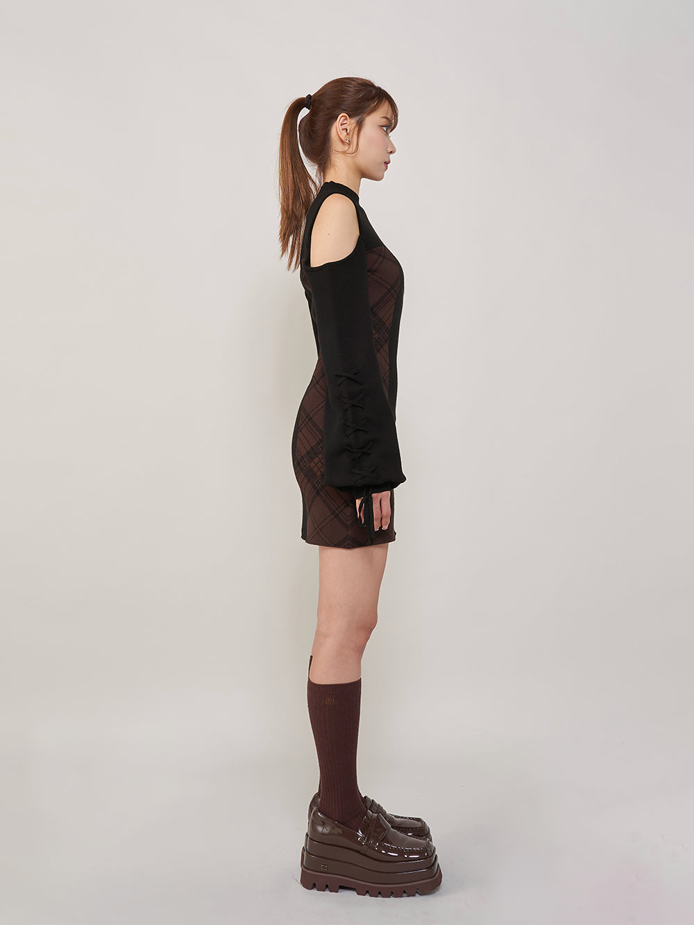 モデル：163cm（着用サイズ：FREE　着用カラー：BLK）