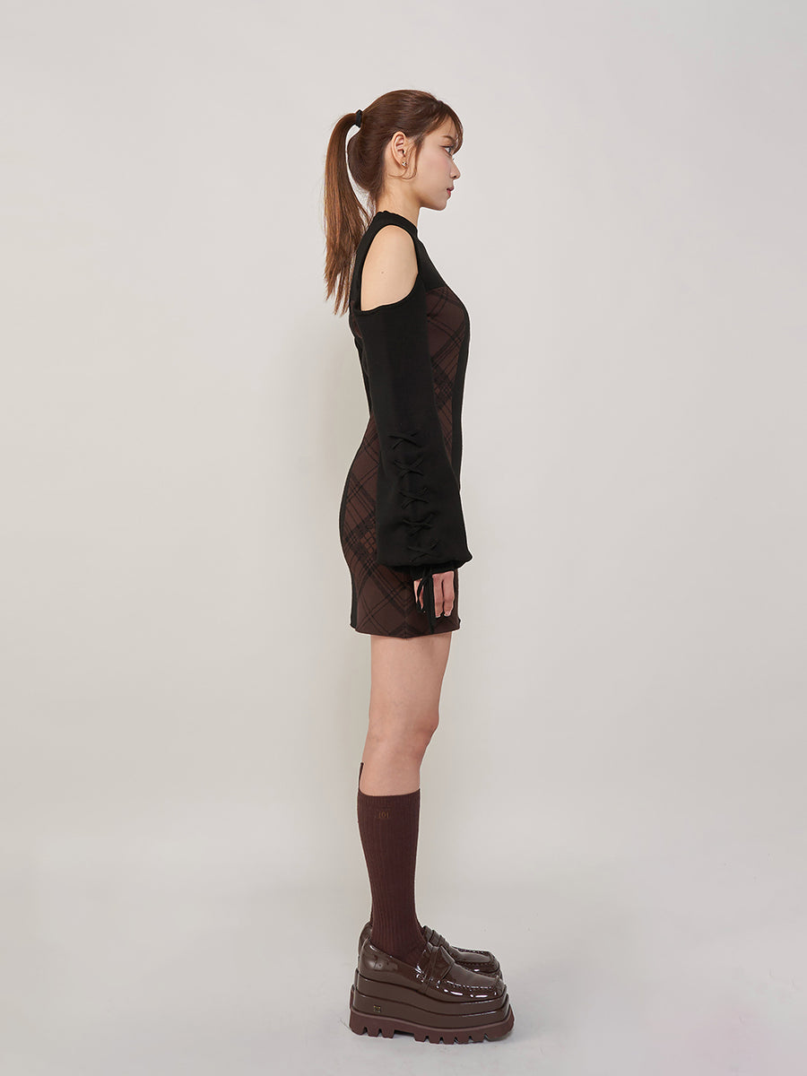 モデル：163cm（着用サイズ：FREE　着用カラー：BLK）