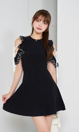 モデル：163cm（着用サイズ：FREE　着用カラー：BLK）