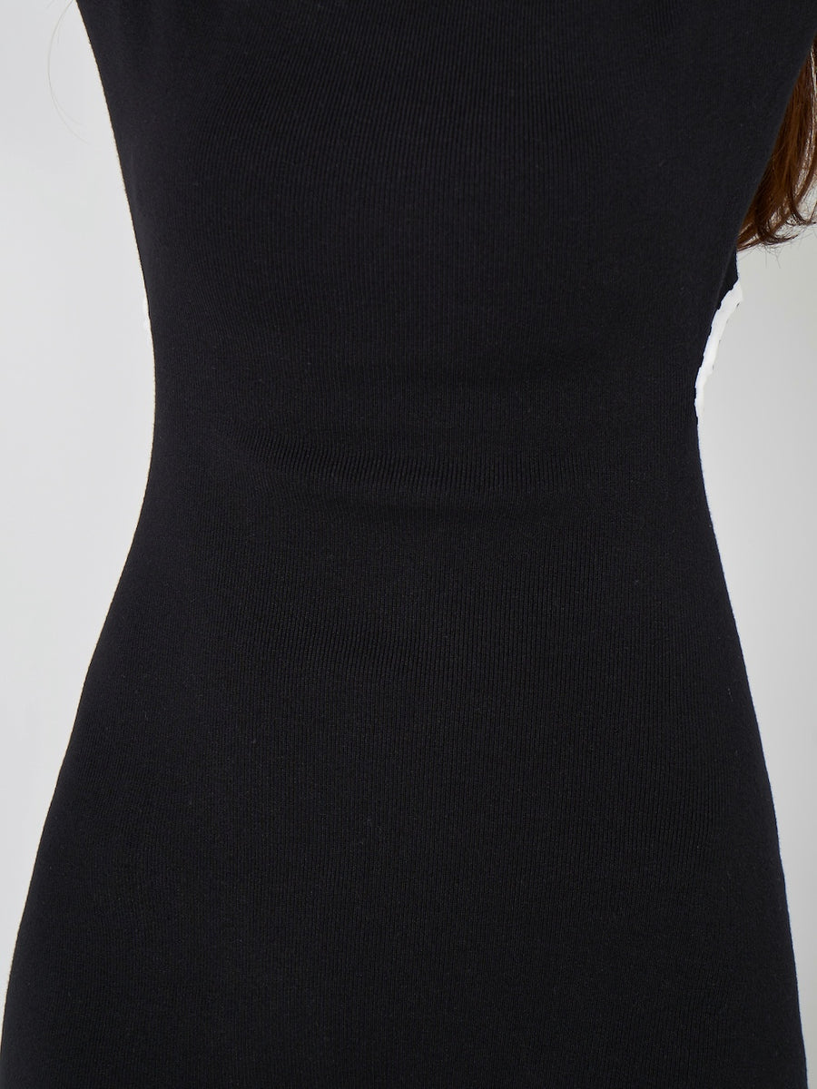 モデル：163cm（着用サイズ：FREE　着用カラー：BLK）
