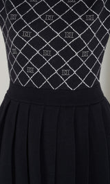 モデル：163cm（着用サイズ：FREE　着用カラー：BLK）