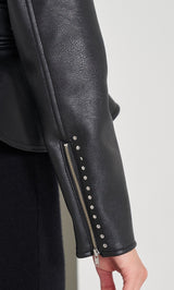 モデル：163cm（着用サイズ：FREE　着用カラー：BLK）