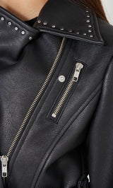 モデル：163cm（着用サイズ：FREE　着用カラー：BLK）