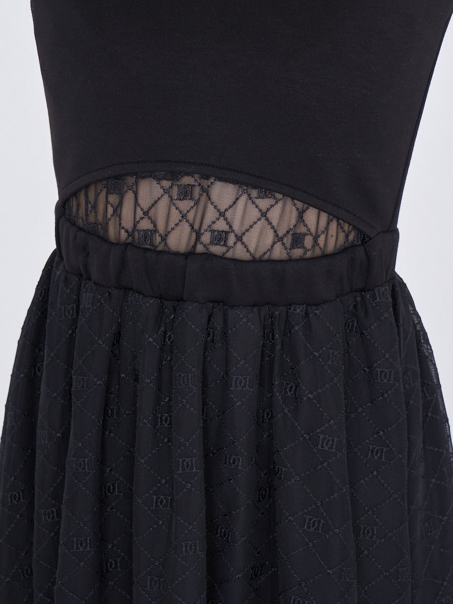 モデル：158cm（着用サイズ：FREE　着用カラー：BLK）