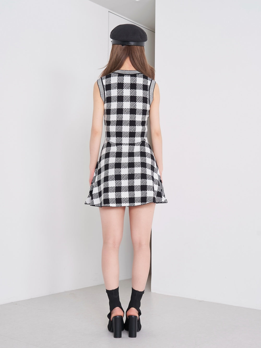 モデル：158cm（着用サイズ：FREE　着用カラー：BLK）