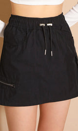 モデル：164cm（着用サイズ：FREE　着用カラー：BLK）