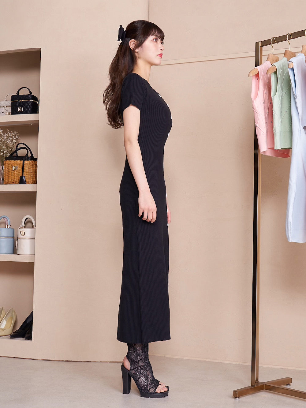 モデル：164cm（着用サイズ：FREE　着用カラー：BLK）