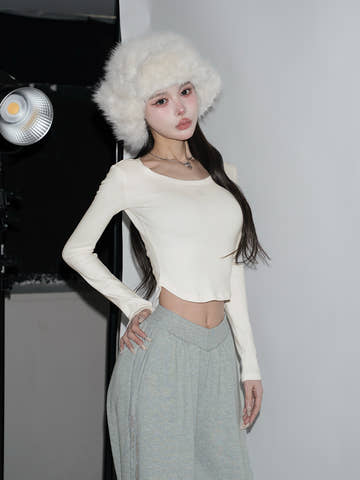 モデル：160cm（着用サイズ：FREE　着用カラー：WHT）