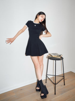 モデル：160cm（着用サイズ：FREE　着用カラー：BLK）