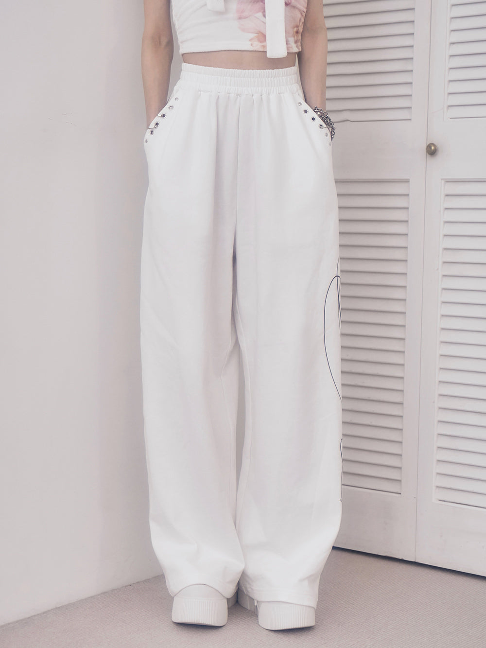 モデル：160cm（着用サイズ：FREE　着用カラー：WHT）