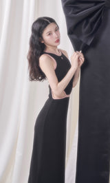 モデル：160cm（着用サイズ：FREE　着用カラー：BLK）