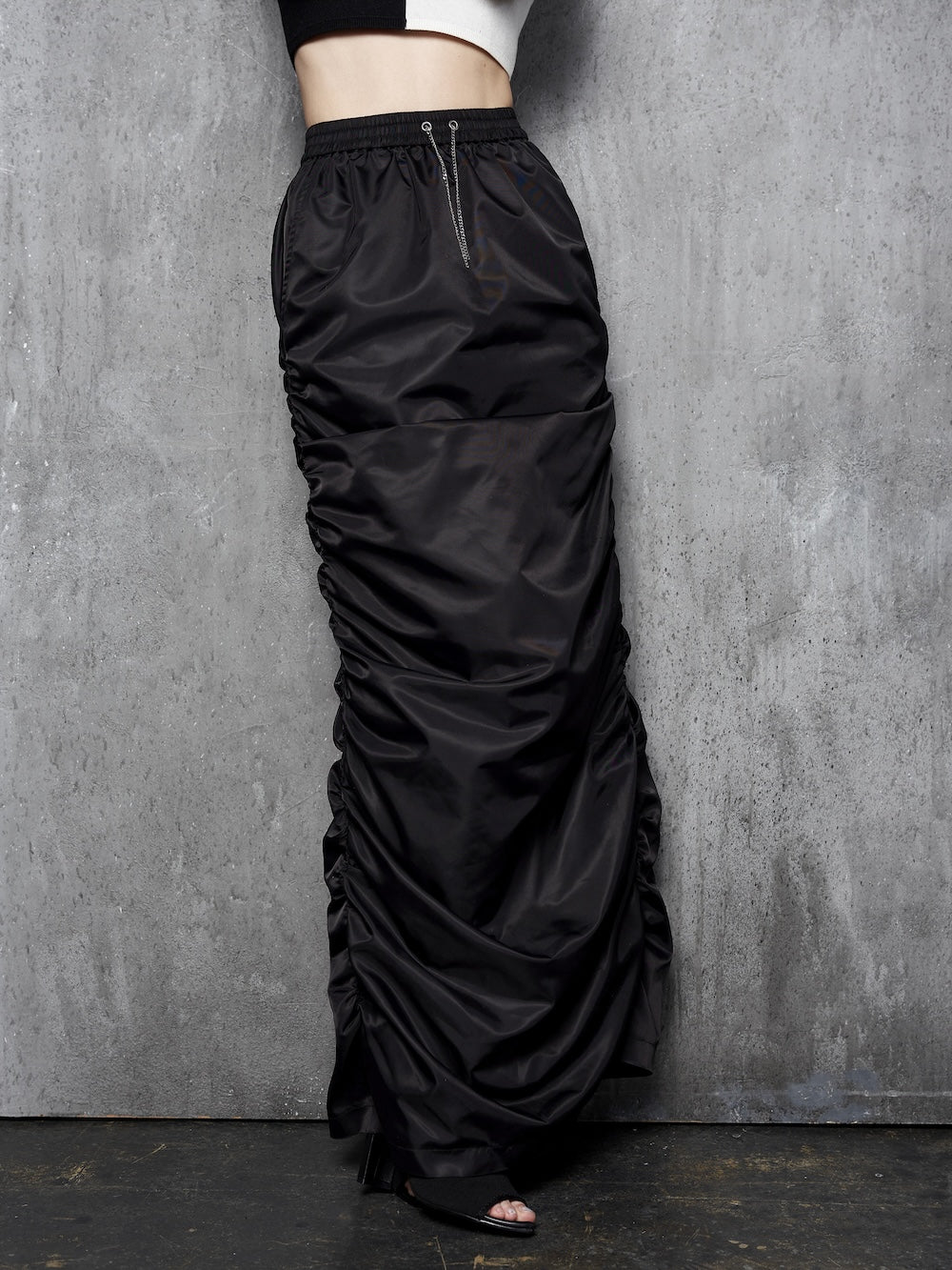 モデル：160cm（着用サイズ：FREE　着用カラー：BLK）