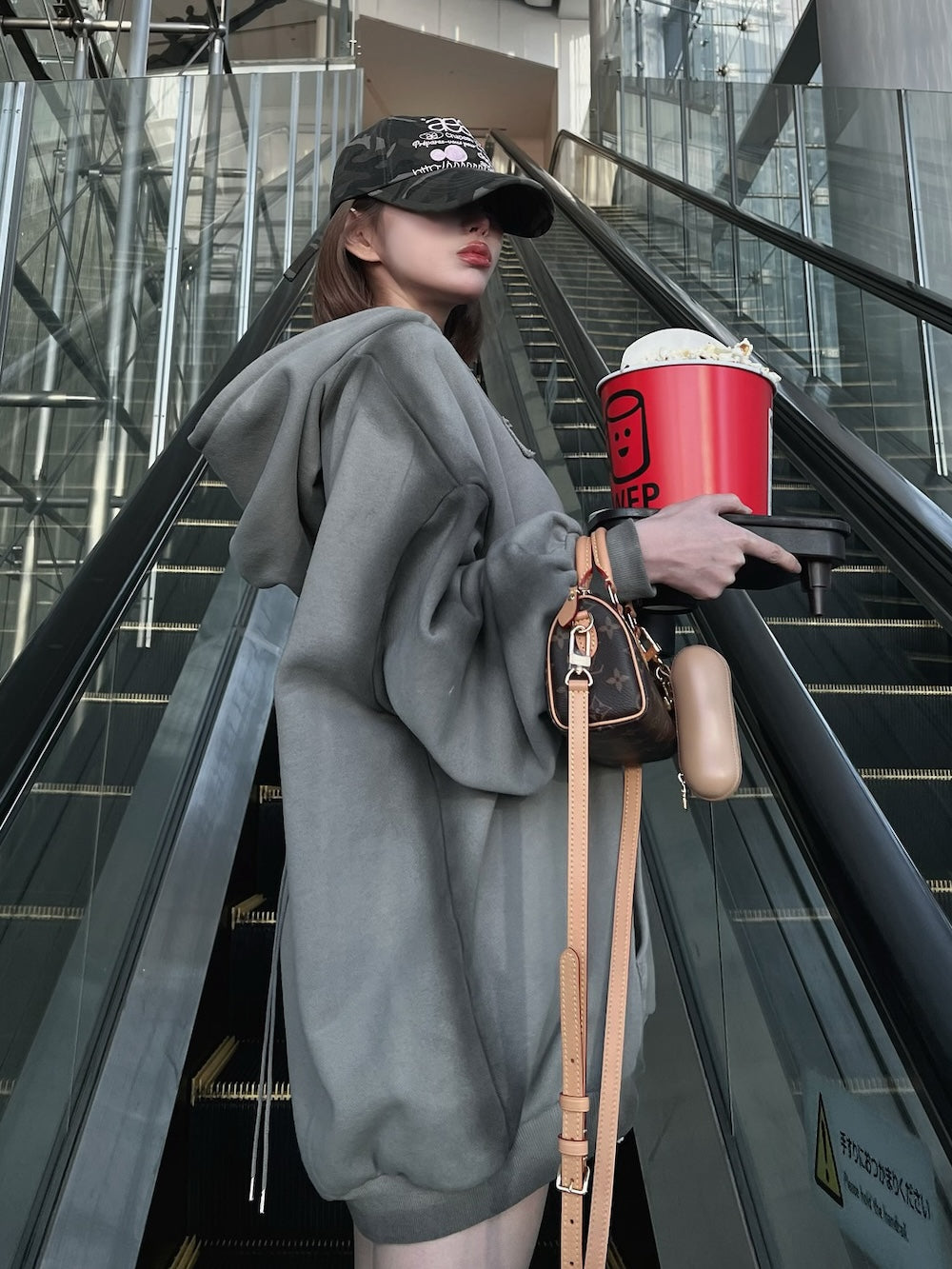 スプレーレースアップフーディ