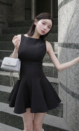 モデル：160cm（着用サイズ：FREE　着用カラー：BLK）