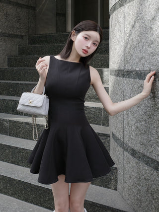 モデル：160cm（着用サイズ：FREE　着用カラー：BLK）