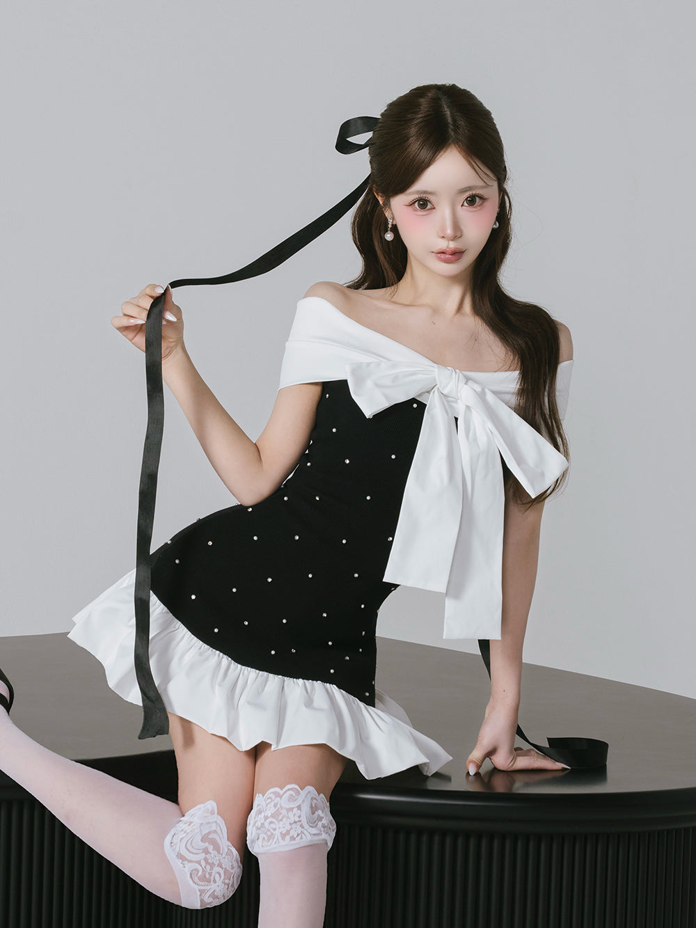 パールビジューオフショルフリルニットミニワンピース