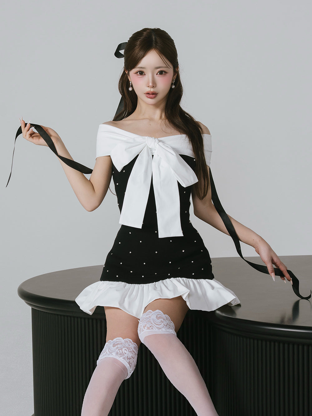 パールビジューオフショルフリルニットミニワンピース