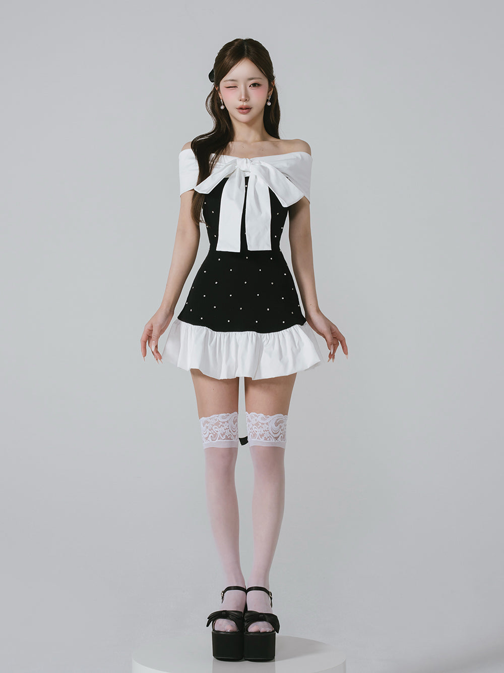 パールビジューオフショルフリルニットミニワンピース