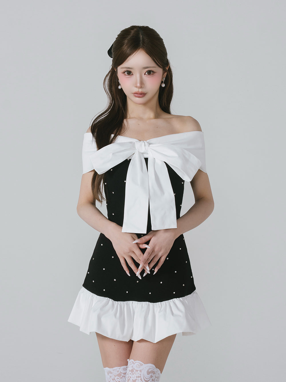 パールビジューオフショルフリルニットミニワンピース