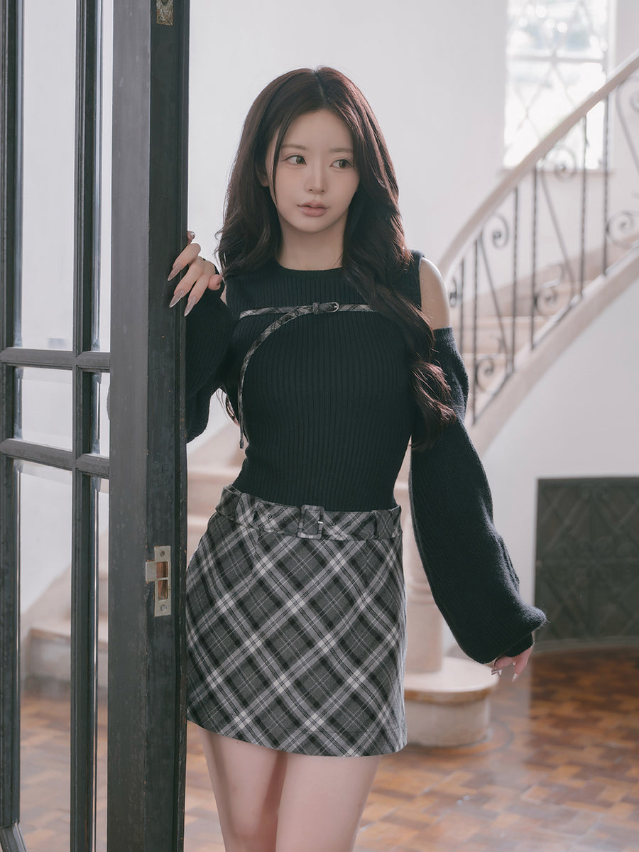 モデル：158cm（着用サイズ：FREE　着用カラー：BLK）