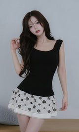 モデル：158cm（着用サイズ：FREE　着用カラー：WHT）