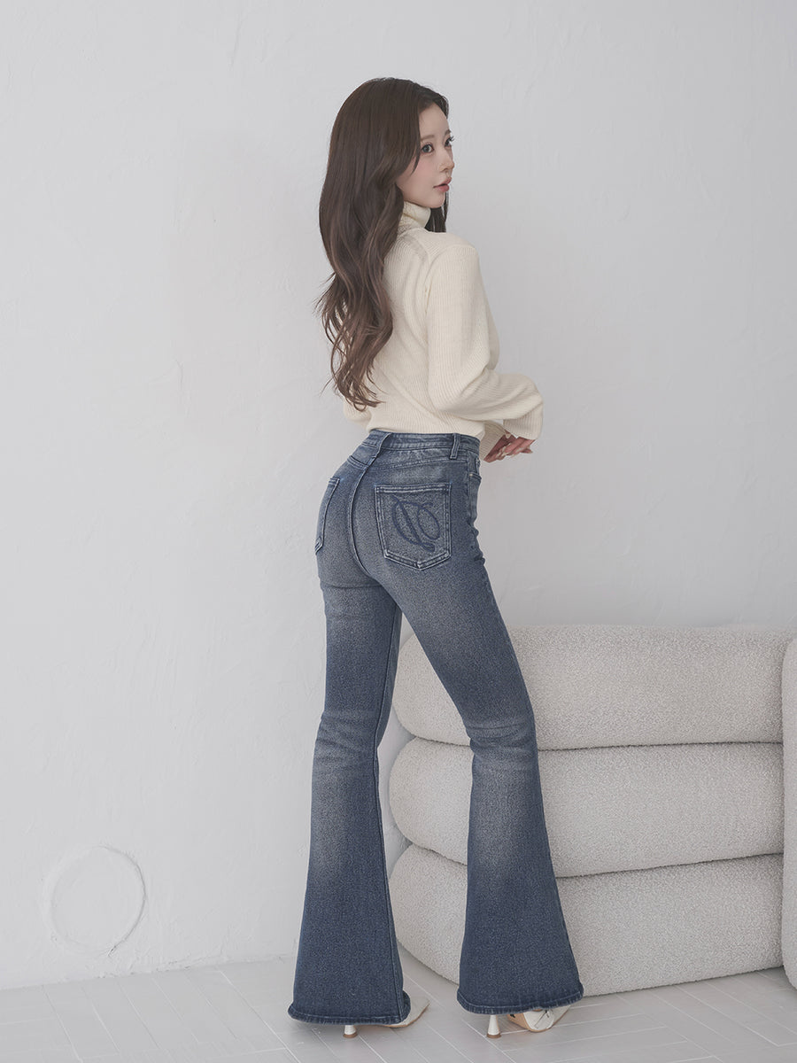 モデル：158cm（着用サイズ：XS　着用カラー：BLU）