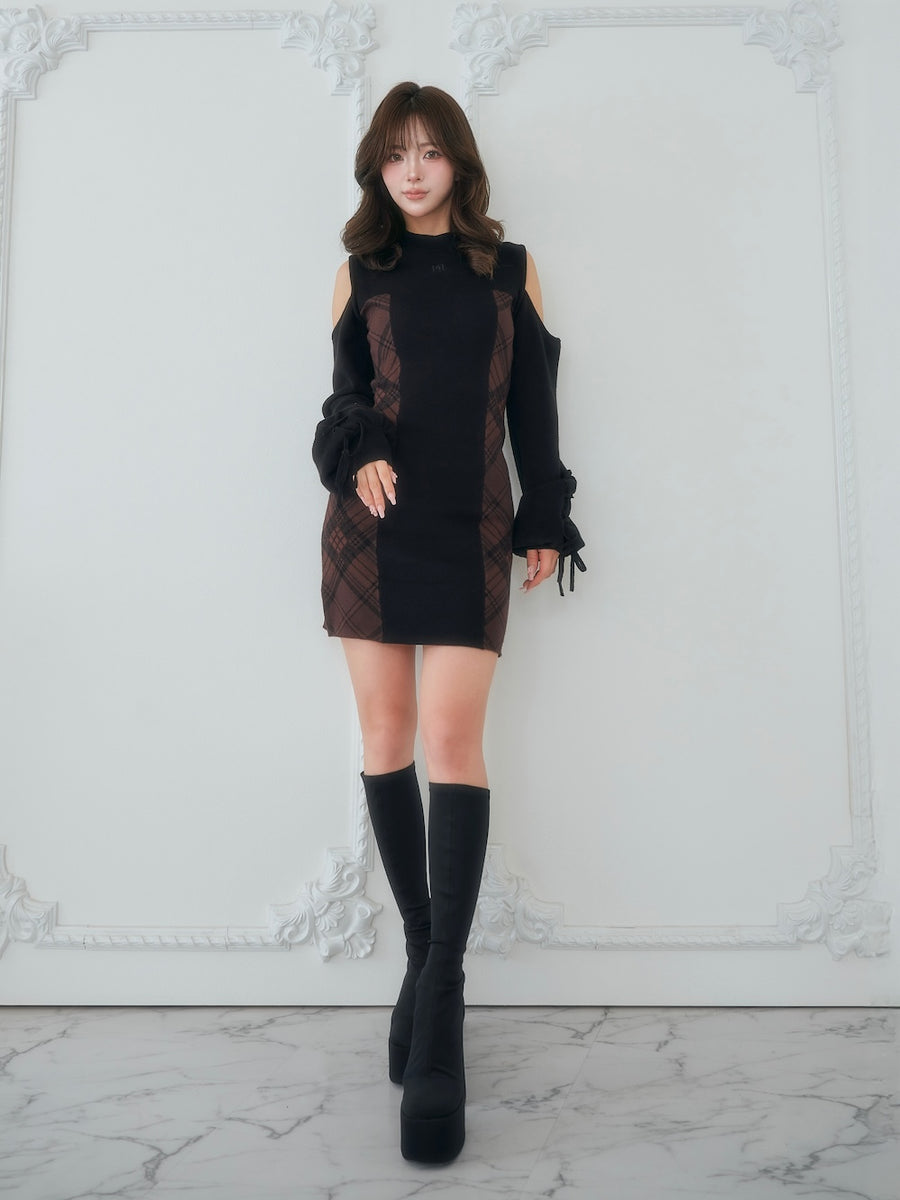 モデル：158cm（着用サイズ：FREE　着用カラー：BLK）