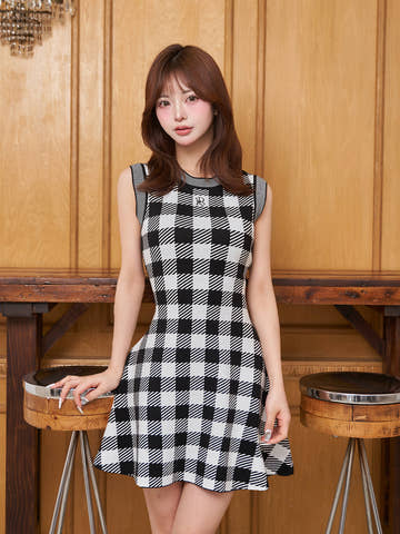 モデル：158cm（着用サイズ：FREE　着用カラー：BLK）