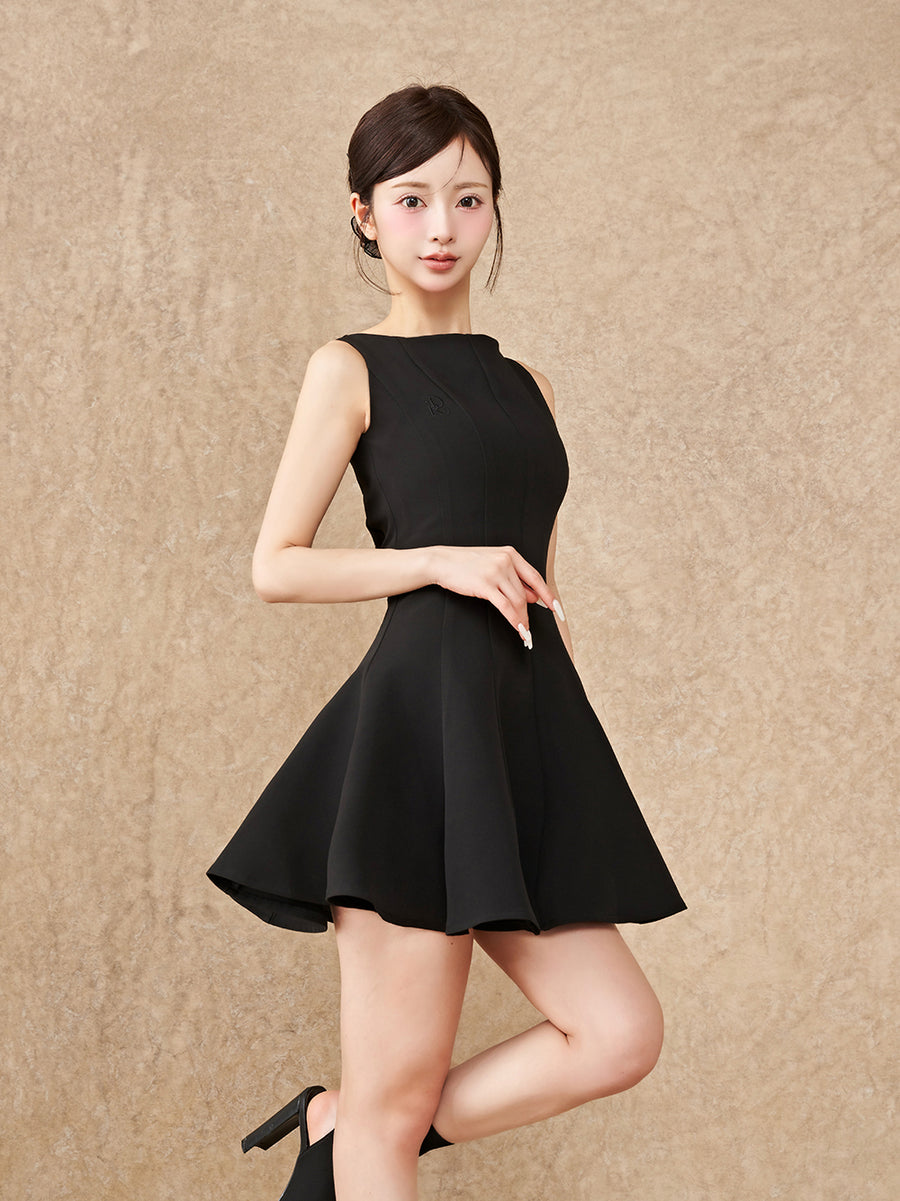 モデル：158cm（着用サイズ：FREE　着用カラー：BLK）